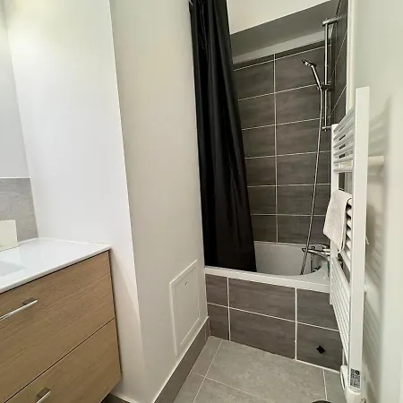 Godard - T3 Avec 2 1 Salle De Bain Et Balcon
